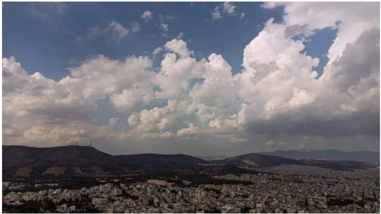 الطقس صافٍ في الغالب مع هطول أمطار متفرقة و انخفاض في درجة الحرارة