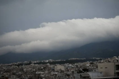 الطقس صافٍ مع وجود غيوم و أمطار متفرقة في غرب البلاد