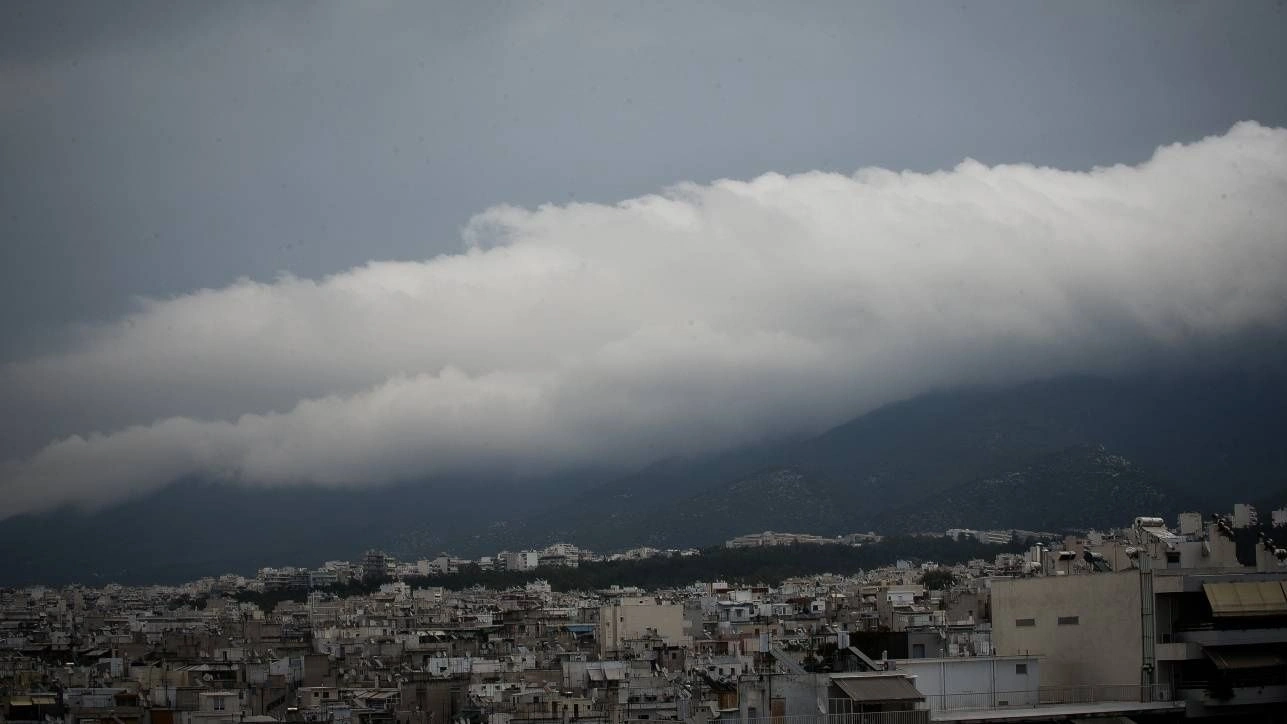 الطقس صافٍ مع وجود غيوم و أمطار متفرقة في غرب البلاد
