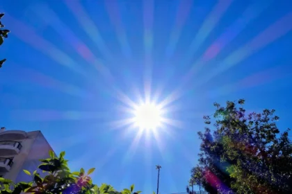 الطقس صافٍ عموماً و درجة الحرارة تصل الي ١٨ درجة في اتيكا