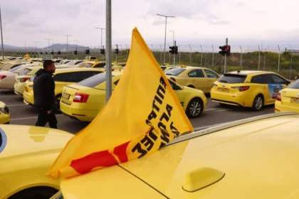 موكب احتجاجي لسائقي سيارات الأجرة أمام "إلفثيريوس فينيزيلوس" – إضراب نقابة سائقي سيارات الأجرة مستمر