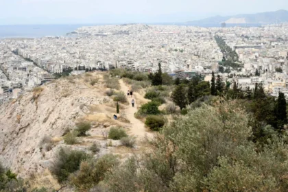 الطقس صافٍ عموماً في عموم العاصمه باستثناء كريت و بيلوبونيز حيث قد تهطل الأمطار