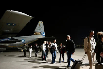 أولى الصور من عملية إعادة ٩١ يونانياً كانوا عالقين في أبو ظبي إلى وطنهم