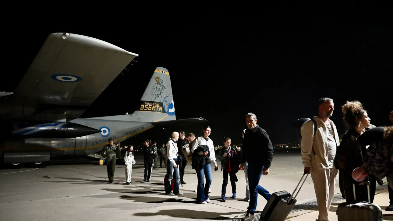 أولى الصور من عملية إعادة ٩١ يونانياً كانوا عالقين في أبو ظبي إلى وطنهم