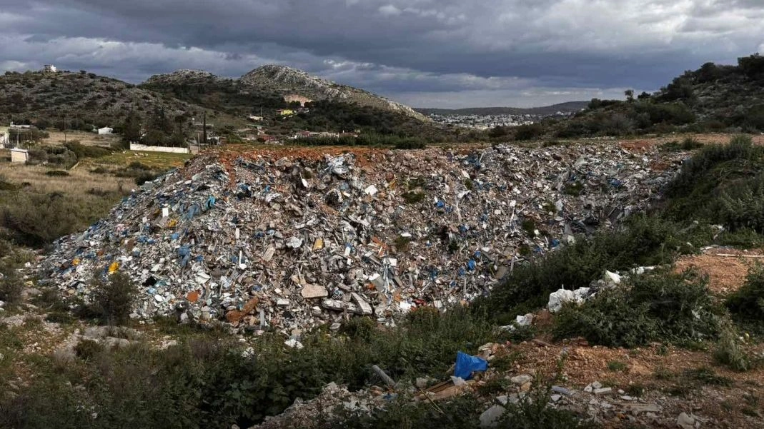 أُلقي القبض على أربعة أشخاص بتهمة إلقاء النفايات الصلبة في سالامينا