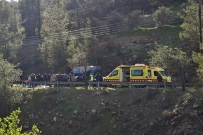 حادث حافلة مدرسية في قبرص: إصابة ١٣ شخصاً في تصادم