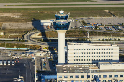 انطلقت أول رحلة إجلاء من دبي تقل ٤٠٠ يوناني تليها رحلة طيران الإمارات الثانية بعد الظهر