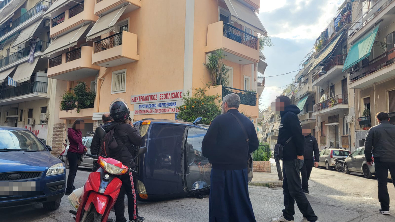 حادث مروري في كيبسيلي - انقلبت سيارة في منتصف الطريق