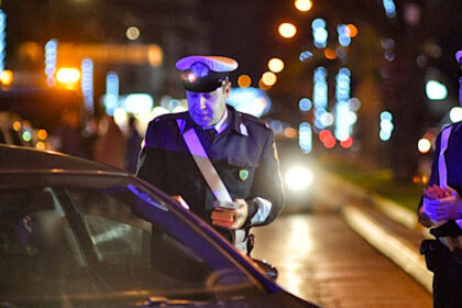 القبض على سائق في كاليفيا بتهمة تجاوز السرعة المحددة (151 كم/ساعة)- ثملاً، و لا يحمل رخصة قيادة و هدد ضباط الشرطة