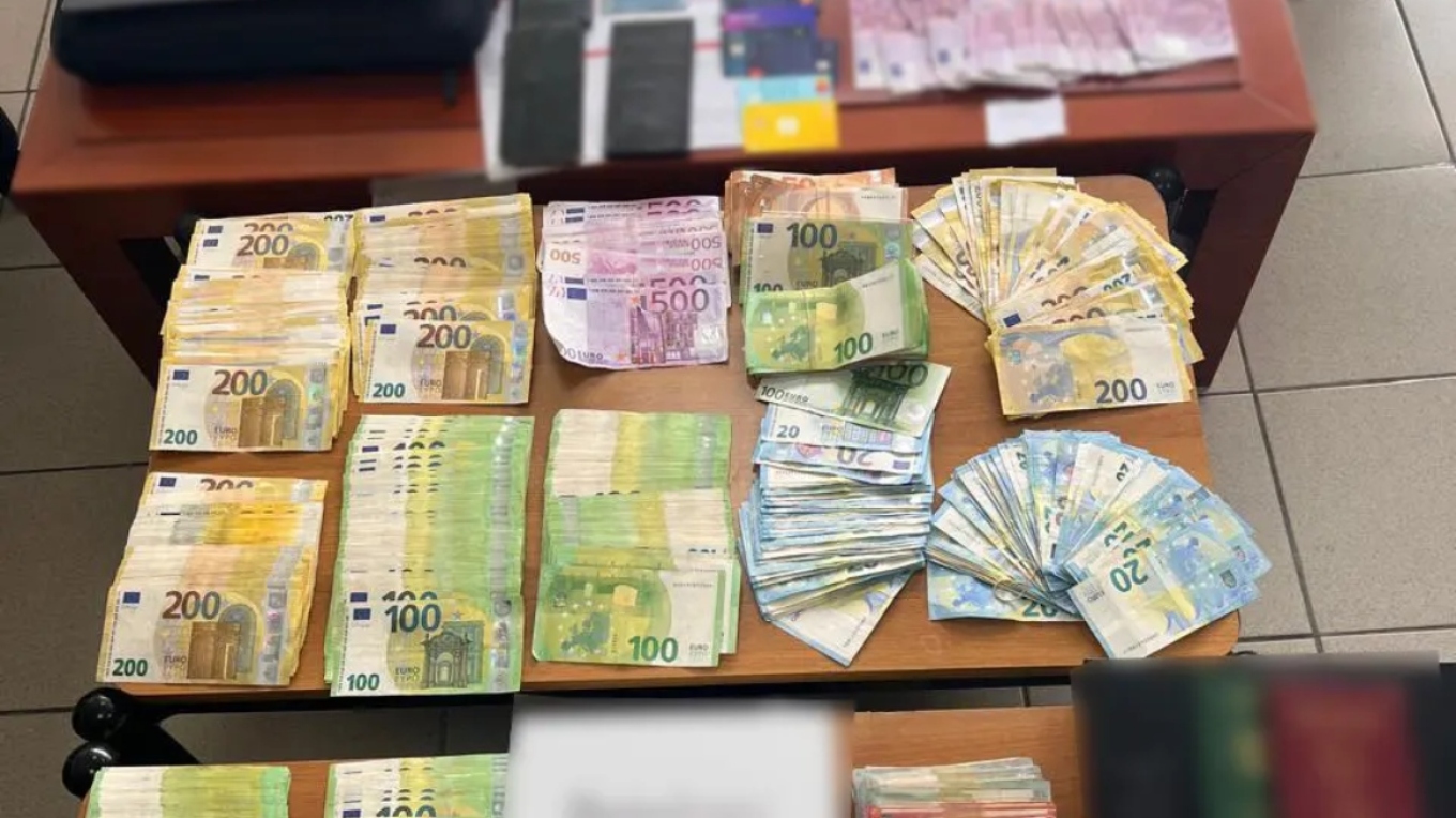 تفكيك شبكة كبيرة للاتجار بالبشر بلغت أرباحها ٥ ملايين يورو: تم القبض على ٢١ شخصًا و كشفت التحقيقات عن كيفية عملهم