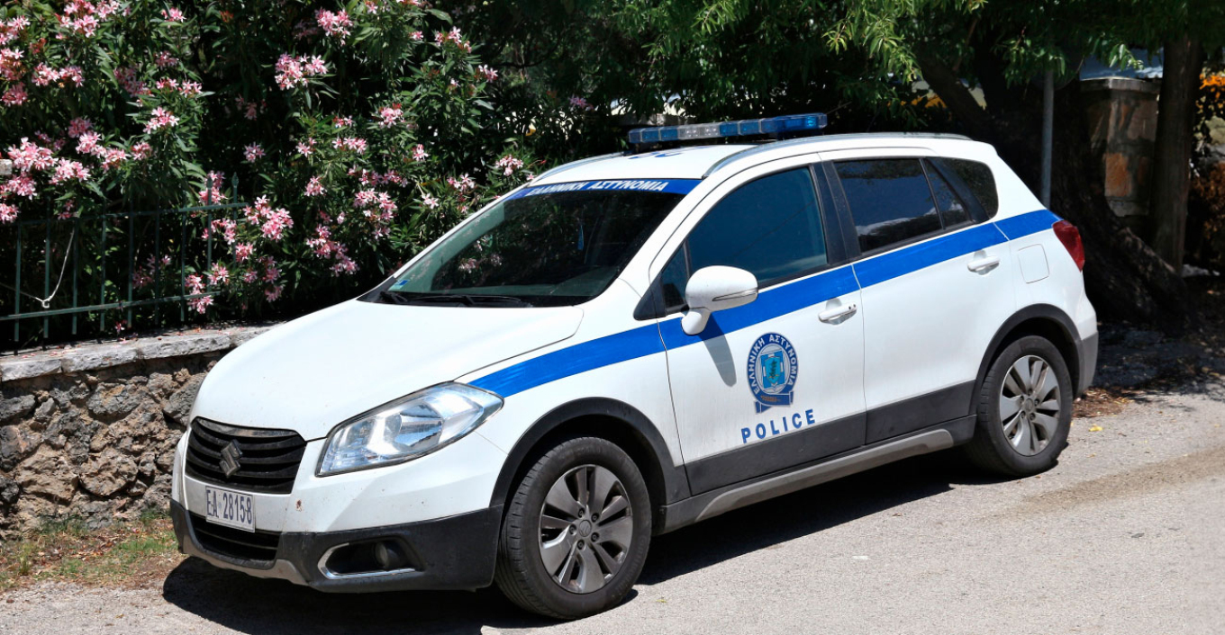 إلقاء القبض على شخصين في مدينة لاميا بتهمة حيازة المخدرات و الأسلحة