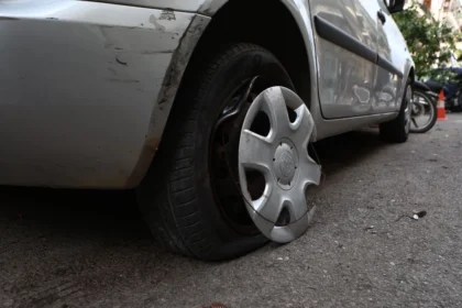 تسبب سائق مخمور في اصطدام ١٤ سيارة متوقفة في أمبيلوكيبي