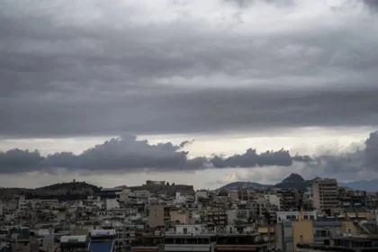 تتوقع هيئة الأرصاد الجوية طقساً صافياً في معظم أنحاء البلاد مع ظهور غيوم متفرقة في تراقيا و البحر الأيوني و شرق بحر إيجة و ذلك اليوم الاثنين (30/03) أما بالنسبة لدرجات الحرارة، فمن المتوقع ارتفاع طفيف يصل إلى 20 درجة مئوية حيث طقس صافٍ في معظم أنحاء البلاد مع غيوم متفرقة، خاصة في تراقيا و البحر الأيوني و شرق بحر إيجة و من الظهر في غرب و شمال البر الرئيسي و كريت مع احتمال هطول أمطار خفيفة محلية. ستكون الرؤية محدودة محليًا في ساعات الصباح في الغرب و تهب الرياح غربية شمالية غربية بسرعة تتراوح بين 3 و 5 على مقياس بوفورت و من بعد الظهر في بحر إيجة جنوبية غربية بنفس الشدة و سترتفع درجات الحرارة ارتفاعًا طفيفًا، خاصة في قيمها القصوى، لتصل إلى ما بين 16 و 18 درجة مئوية، وتصل محليًا في شرق البر الرئيسي إلى 20 درجة مئوية.