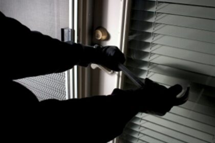 سالونيكي: لص يبلغ من العمر ٥٠ عامًا "فتح" ١٥ منزلًا و سرق سبع سيارات