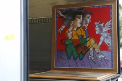 القبض على صاحبة معرض فني في كولوناكي: سبع لوحات فقط من أصل ٣٠٠ أصلية