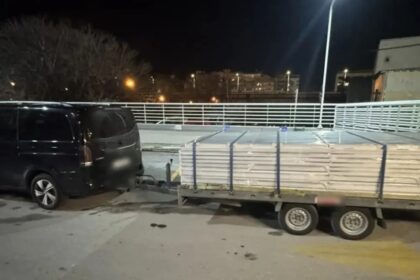 القبض على رجل يبلغ من العمر ٥٩ عامًا بتهمة تحميل إطارات ألومنيوم مليئة بالسجائر المهربة في مقطورة - قد جنى منها أكثر من ٣٦٠ ألف يورو