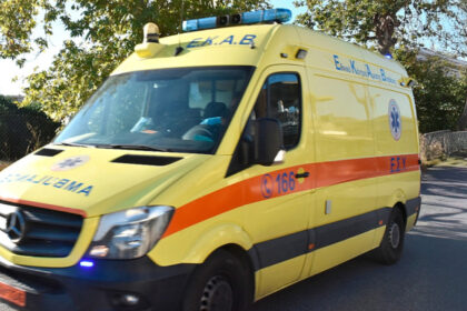 اصطدام سيارة و دراجة نارية في سالونيكي و نقل سائق الدراجة إلى المستشفى