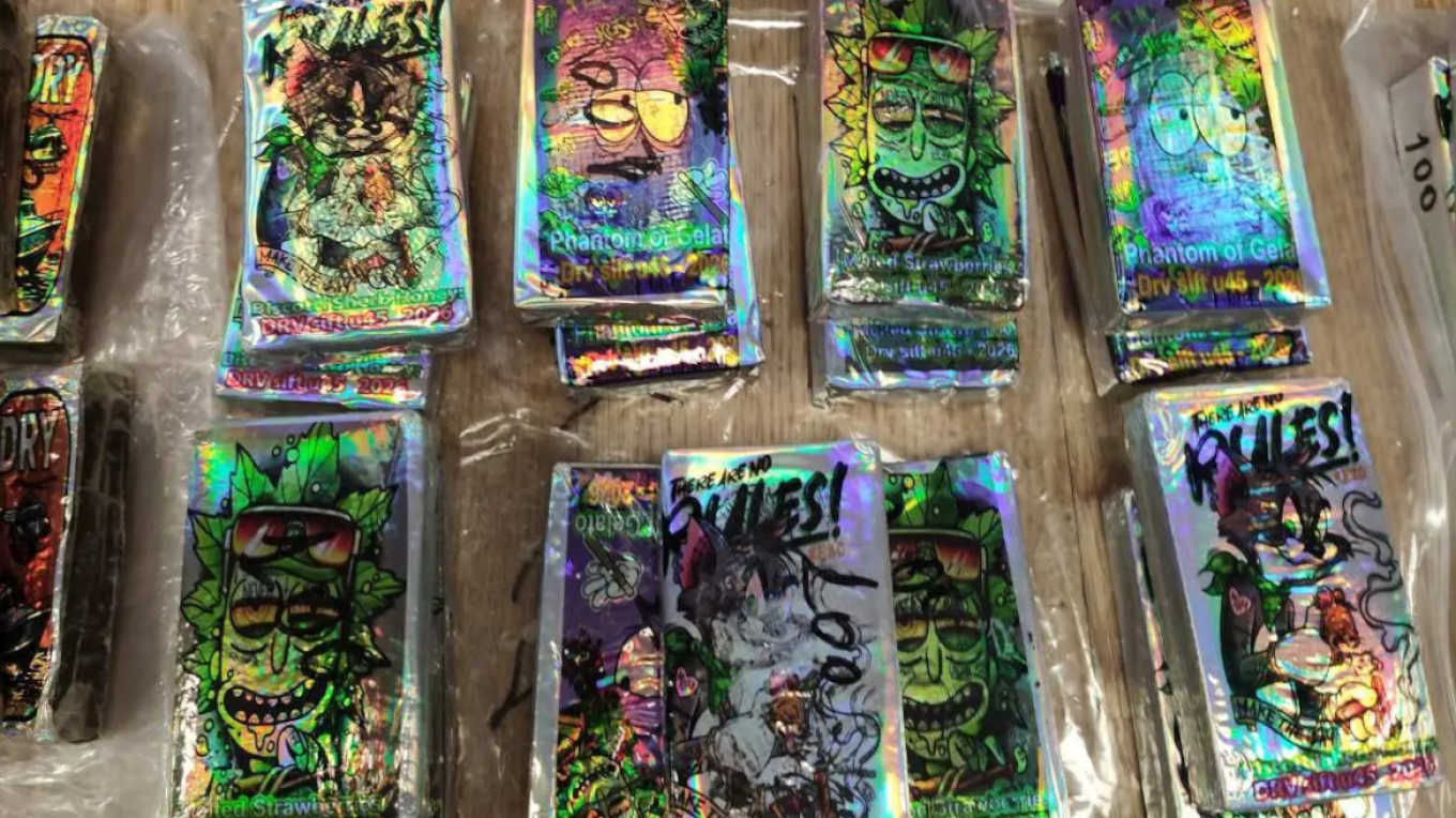 ثلاثة اعتقالات بتهمة تهريب المخدرات في أتيكا و مصادرة ما يقرب من ٤٠ كيلوغراماً من الكوكايين و القنب و الإكستاسي