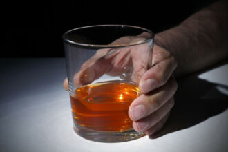 إلقاء القبض على رجل يبلغ من العمر ٤٠ عامًا في فولوس بتهمة بيع الكحول للقاصرين