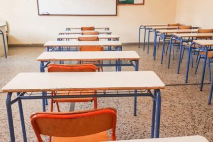 طلاب يقومون بصنع عبوة ناسفة و تفجيرها في ساحة مدرسة في هيراكليون