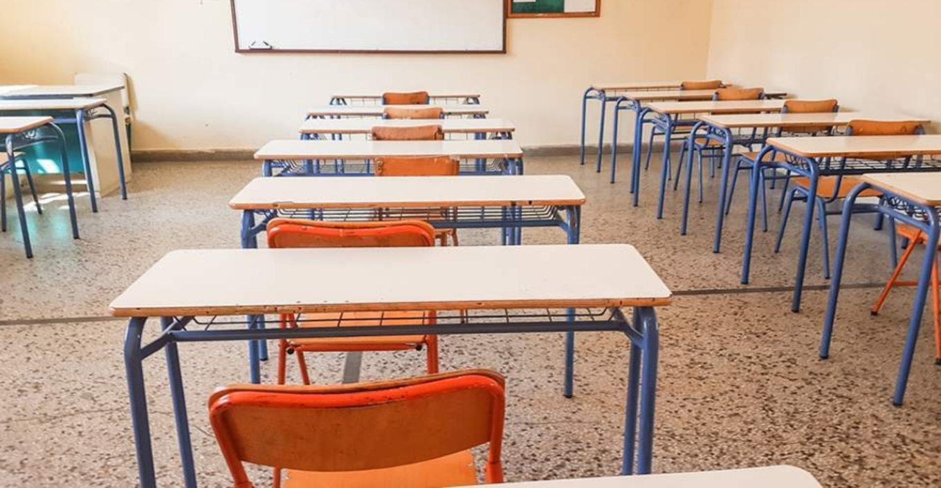 طلاب يقومون بصنع عبوة ناسفة و تفجيرها في ساحة مدرسة في هيراكليون