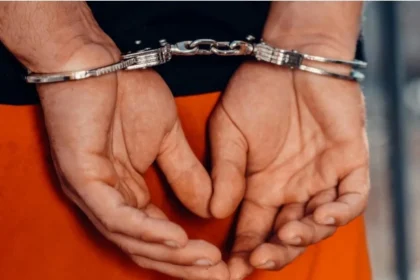 أربعة أشخاص مكبلين بالأصفاد بتهمة نقل المهاجرين و إيوائهم في مدينة سالونيكي