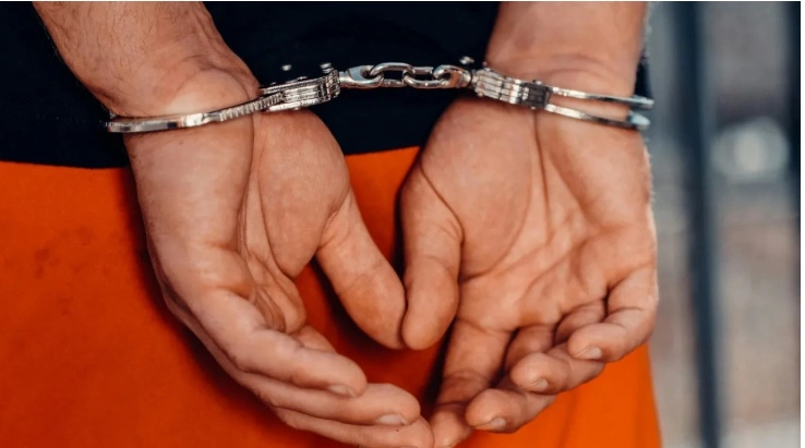 أربعة أشخاص مكبلين بالأصفاد بتهمة نقل المهاجرين و إيوائهم في مدينة سالونيكي