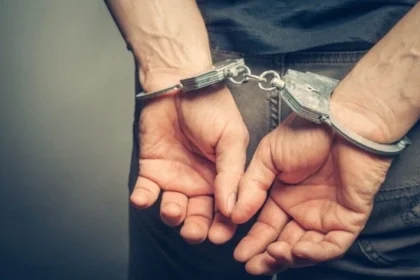 سالونيكي: إلقاء القبض على رجل يبلغ من العمر ٤٠ عامًا بتهمة سرقة ٢٥٠ لترًا من الزيت من شاحنة