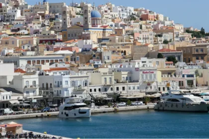 حريق في ميناء سيروس: احتراق ثلاثة قوارب و التحقيق جارٍ في أسباب الحريق