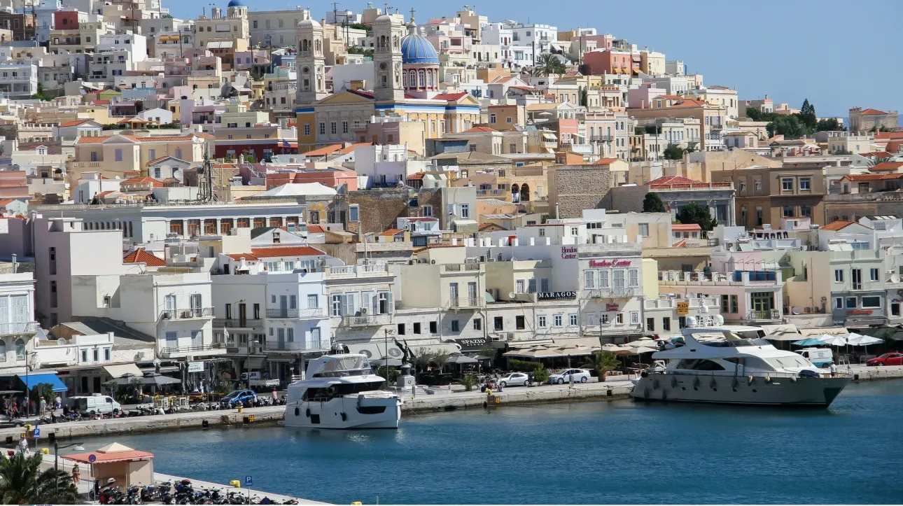 حريق في ميناء سيروس: احتراق ثلاثة قوارب و التحقيق جارٍ في أسباب الحريق