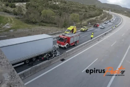 حادث تصادم سيارتين على طريق إغناتيا السريع: مصرع شخصين إثر اصطدام و انزلاق سيارة أخرى