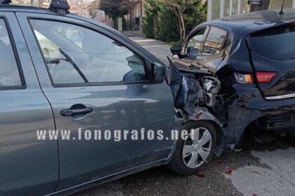 حادث مروري في لاميا: انحرفت سيارة و اصطدمت بسيارة متوقفة