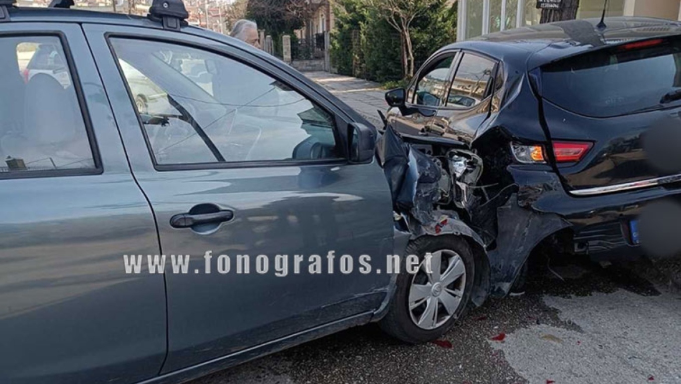 حادث مروري في لاميا: انحرفت سيارة و اصطدمت بسيارة متوقفة