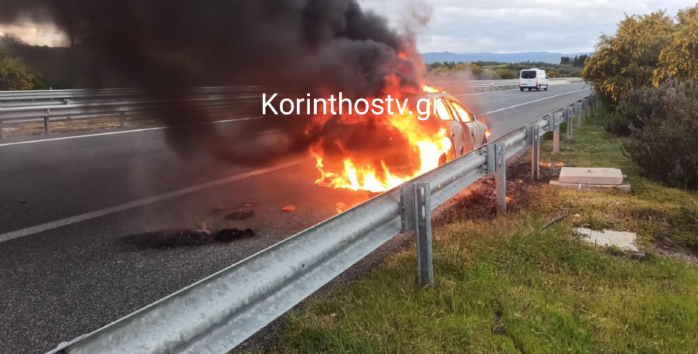 اشتعال النيران في سيارة على الطريق الوطني بين كورينث و باترا