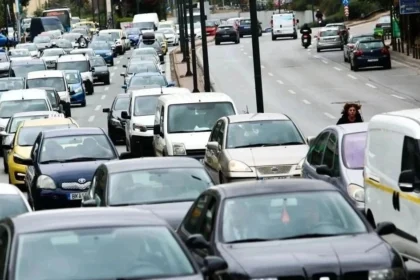 حركة مرور: حادث مروري أسفر عن إصابة شخص واحد في كيفيسيا - طوابير تمتد لكيلومترات