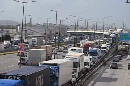 حركة المرور: ازدحام مروري عند تقاطع كيفيسوس و شارع أثينا - تأخيرات في أتيكي أودوس و ميناء بيرايوس