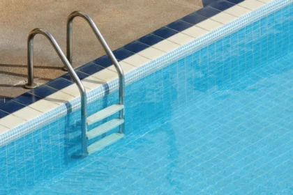 اعتقال ثلاثة أشخاص بتهمة التسبب في إصابة خطيرة لطفل يبلغ من العمر خمس سنوات في مسبح في جزيرة كريت