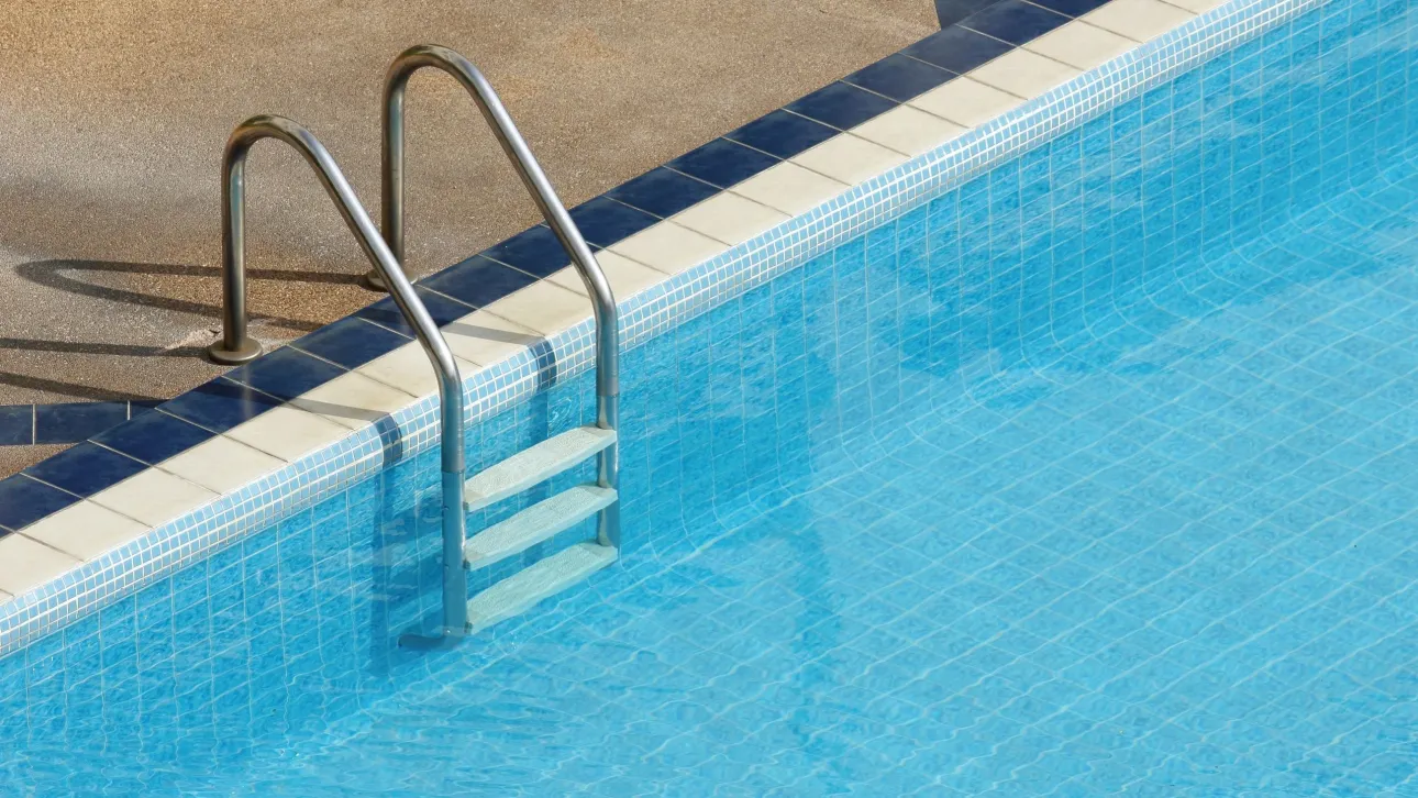 اعتقال ثلاثة أشخاص بتهمة التسبب في إصابة خطيرة لطفل يبلغ من العمر خمس سنوات في مسبح في جزيرة كريت