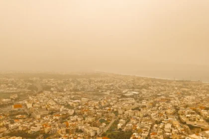 الطقس: "مزيج من الغبار"، رياح جنوبية و أمطار محلية - درجة الحرارة ٢٥ درجة في اتيكا