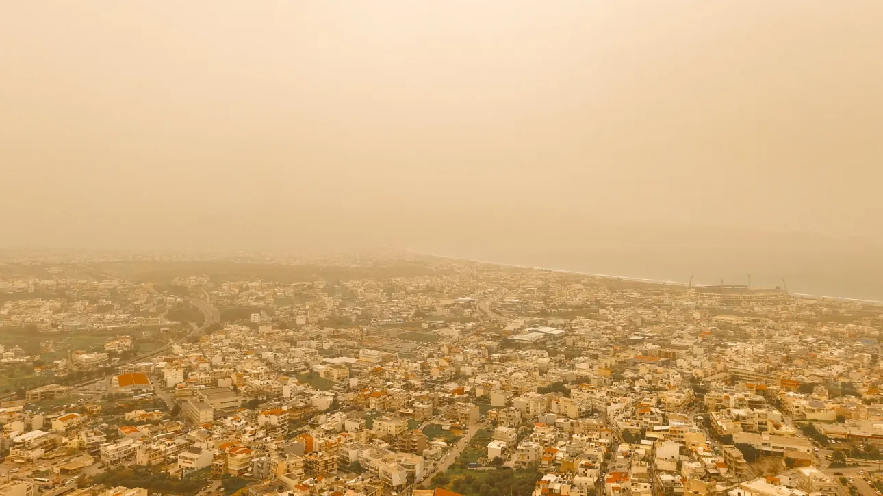 الطقس: "مزيج من الغبار"، رياح جنوبية و أمطار محلية - درجة الحرارة ٢٥ درجة في اتيكا