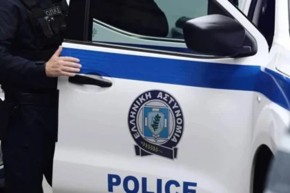 تقييد رجل يبلغ من العمر ٥٠ عامًا بالأصفاد بعد أن تسبب في حادث مروري أثناء قيادته تحت تأثير الكحول في مدينة سالونيكي