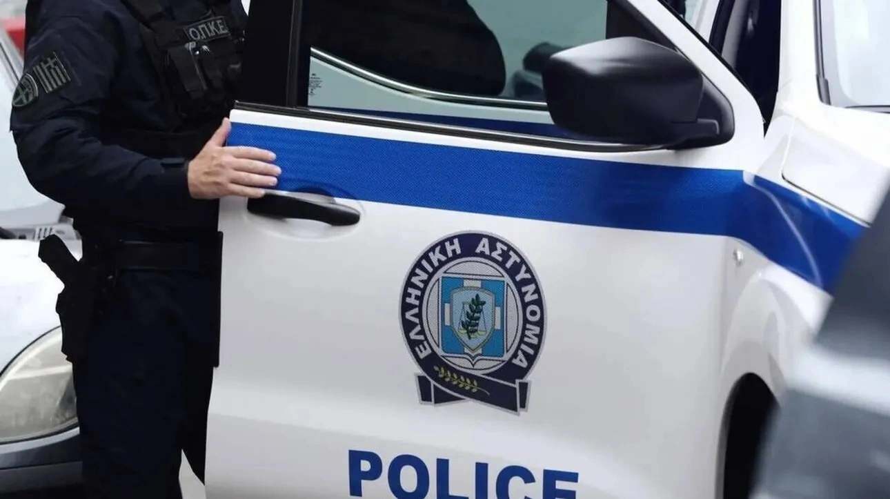 تقييد رجل يبلغ من العمر ٥٠ عامًا بالأصفاد بعد أن تسبب في حادث مروري أثناء قيادته تحت تأثير الكحول في مدينة سالونيكي