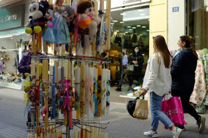 تفتح المتاجر أبوابها يوم الأحد