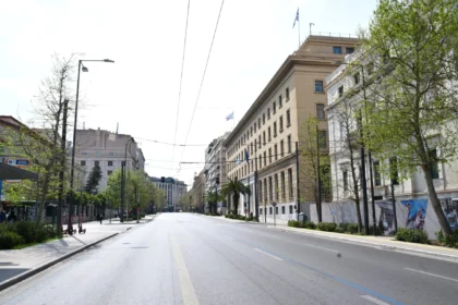 أثينا خالية يوم أحد عيد الفصح: شوارع خالية من حركة المرور و لا يوجد فيها سوى السياح