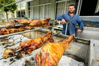 أحد الفصح: من أسياخ اللحم المصنوعة منزلياً إلى الشواء الجماعي في الشوارع - صور احتفالية من مختلف أنحاء اليونان