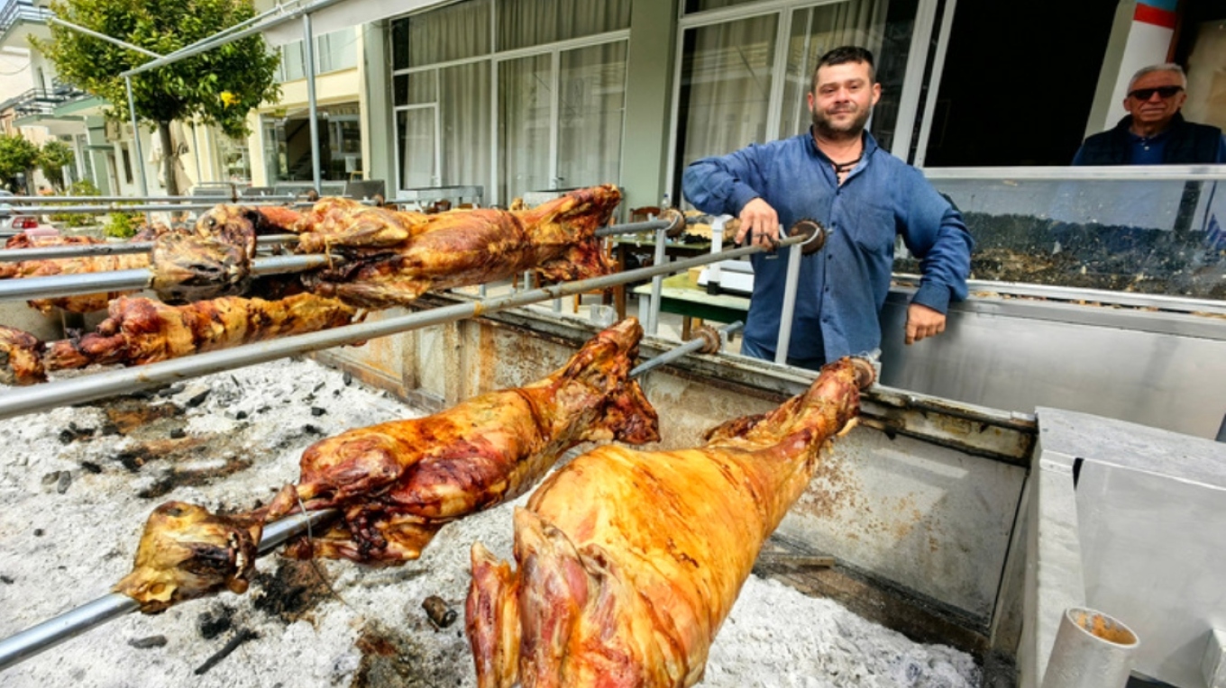أحد الفصح: من أسياخ اللحم المصنوعة منزلياً إلى الشواء الجماعي في الشوارع - صور احتفالية من مختلف أنحاء اليونان