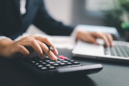 إلقاء القبض على اثنين من مسؤولي الضرائب في مدينة سالونيكي بتهمة حيازة "رشاوي" و تقديم خدمات للشركات