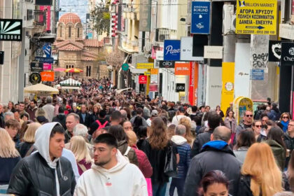 يوم الأحد مع المحلات المفتوحة: اكتظت ساحة إرمو بالناس