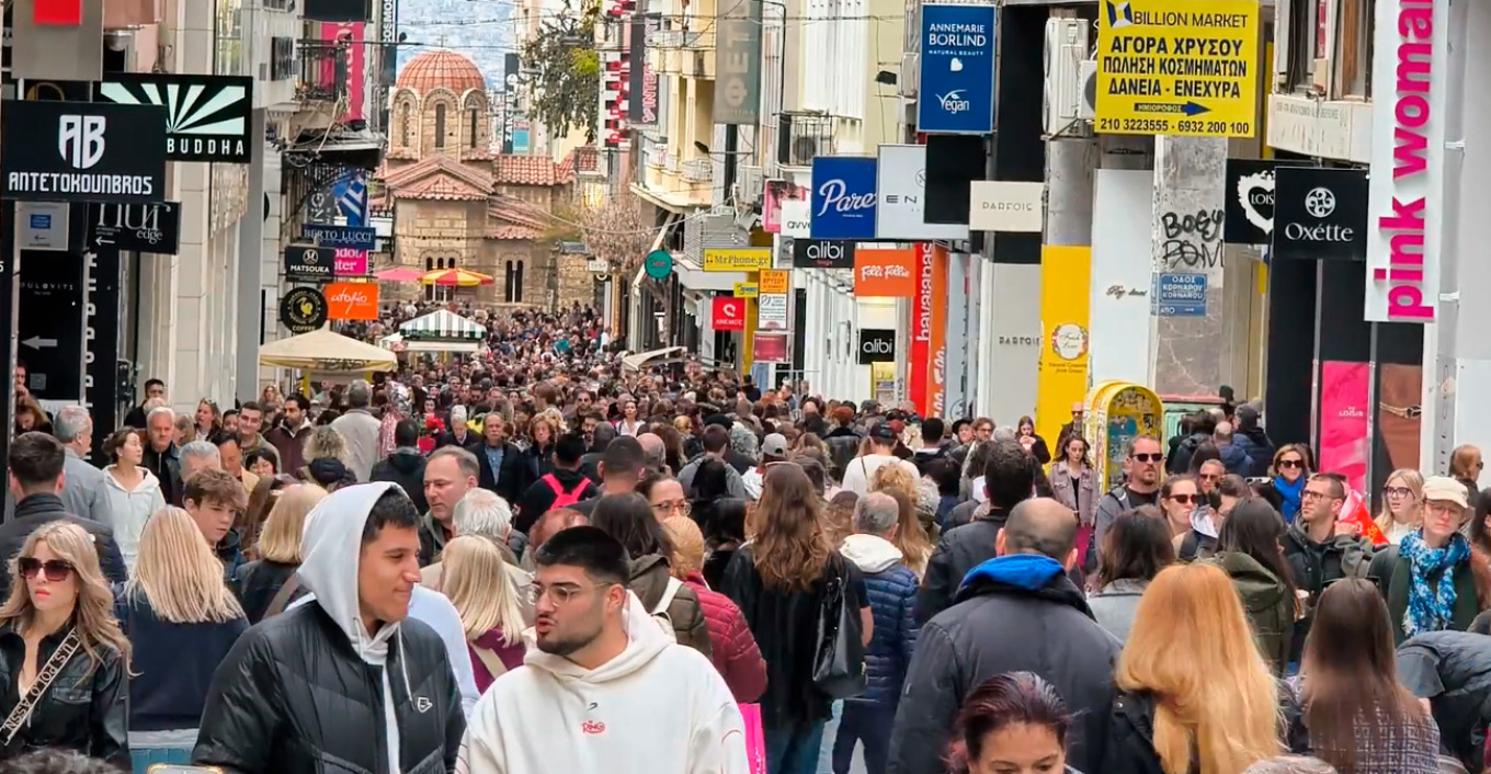 يوم الأحد مع المحلات المفتوحة: اكتظت ساحة إرمو بالناس