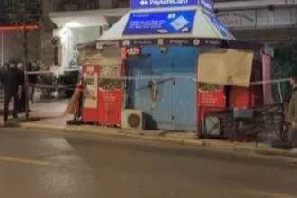 إكسارخيا: اثنان من منفذي هجوم بالسكين - موظف كشك يخضع لعملية جراحية